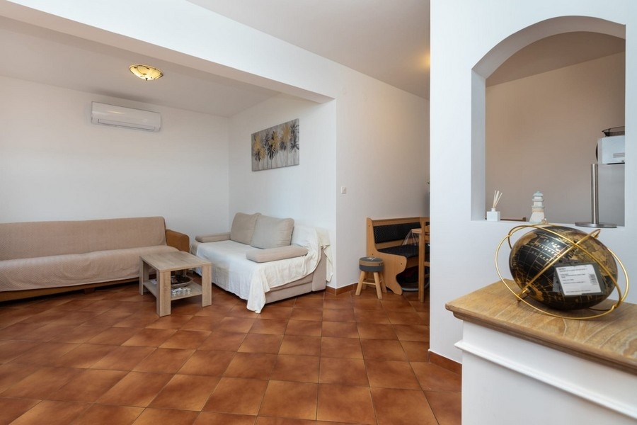 Obytná časť bytu so sedením a prechodom do kuchyne