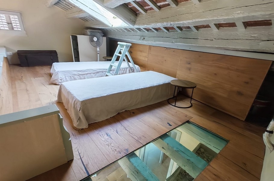 Dve samostatné postele na galérii.