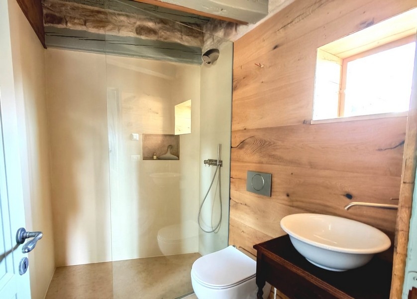 Moderná kúpeľňa v apartmáne v starom meste v Chorvátsku.