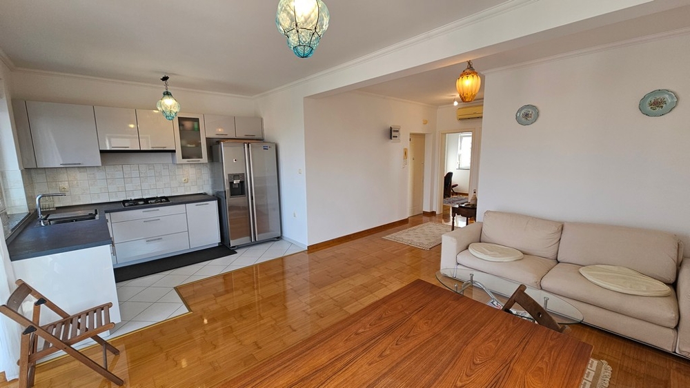 Obývacia izba s kuchyňou a pohovkou v apartmáne v meste Novigrad