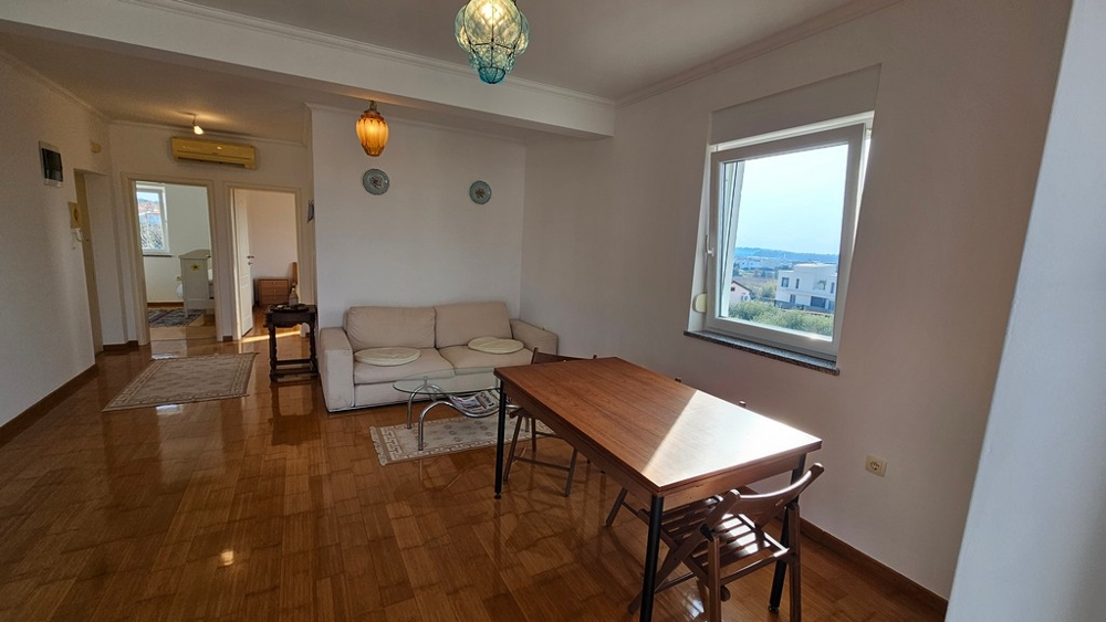 Obývacia izba s jedálenským stolom a výhľadom na more v meste Novigrad