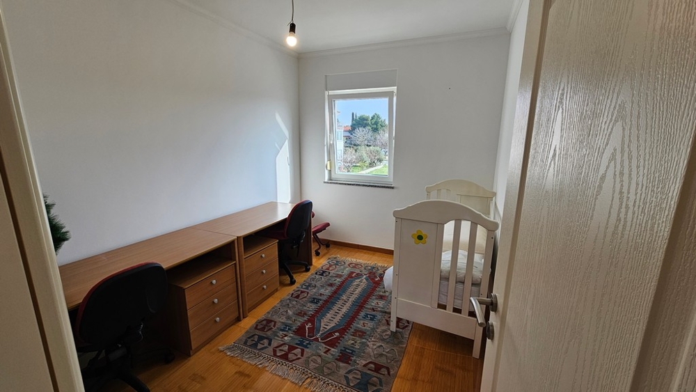 Malá spálňa s písacím stolom v byte