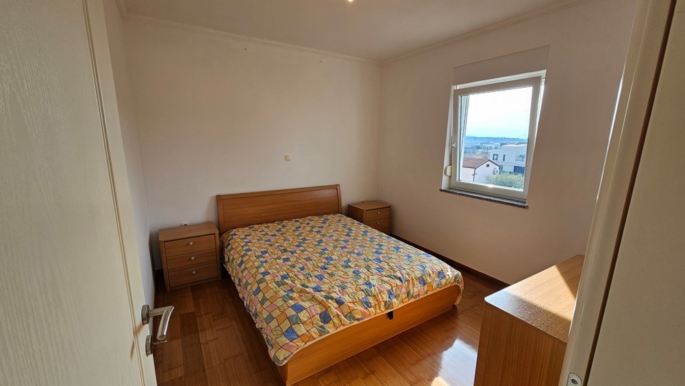 Spálňa s manželskou posteľou a výhľadom na more