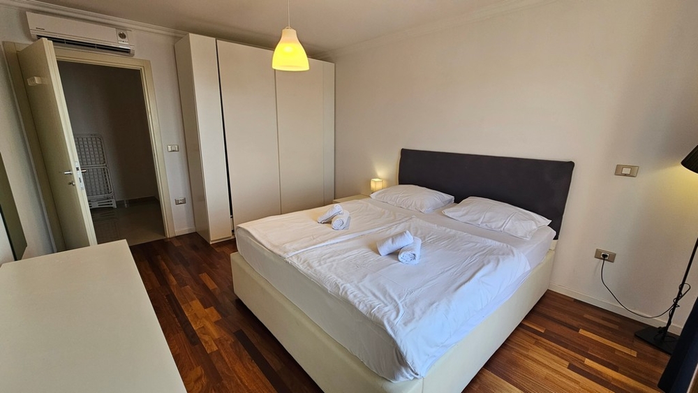 Priestranná spálňa s manželskou posteľou a šatníkovou skriňou