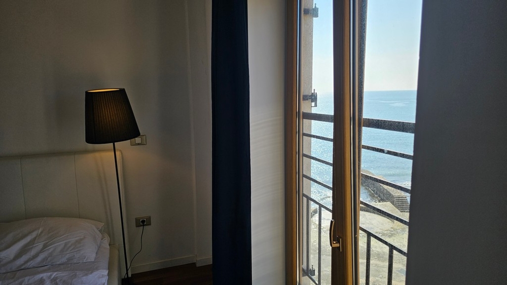 Výhľad z okna na more a pobrežie - nehnuteľnosť A3894