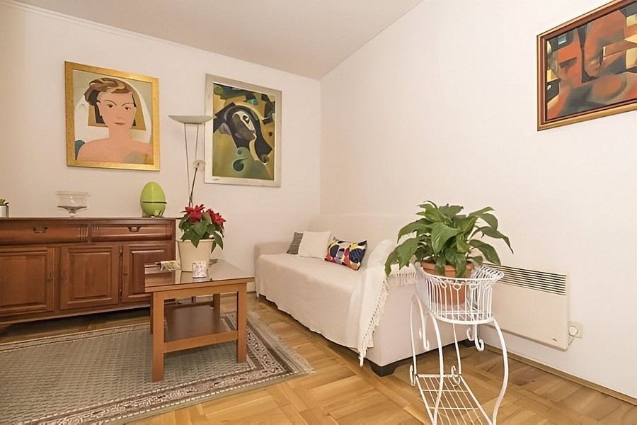 Stredomorská obytná oblasť nehnuteľnosti A3895 neďaleko Omiša v Dalmácii.