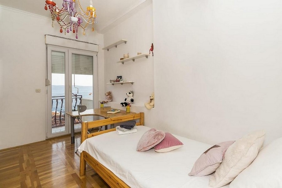 Detská izba s posteľou a balkónom s výhľadom na more