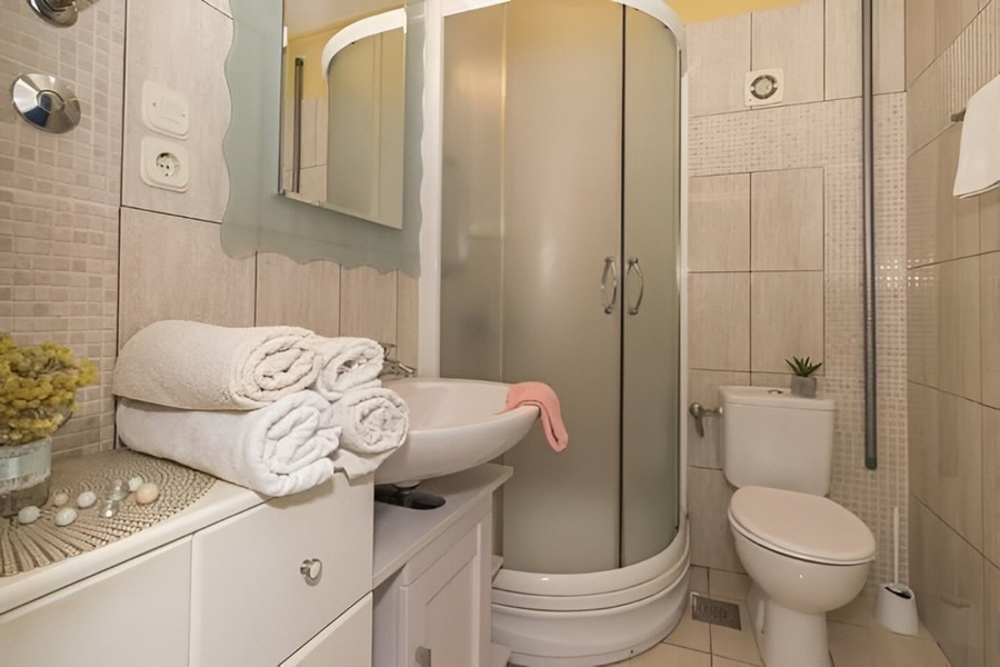 Kúpeľňa so sprchovacím kútom a umývadlom