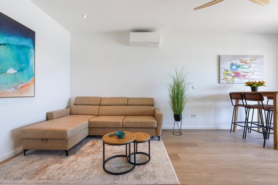 Svetlý obývací priestor v modernom prímorskom apartmáne