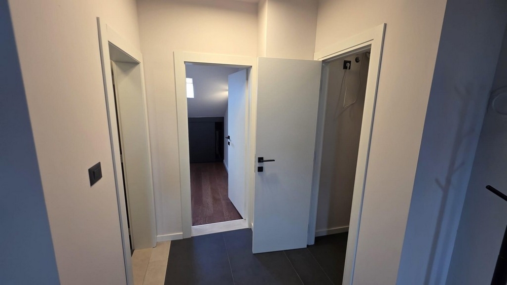 Vstupný priestor s moderným osvetlením