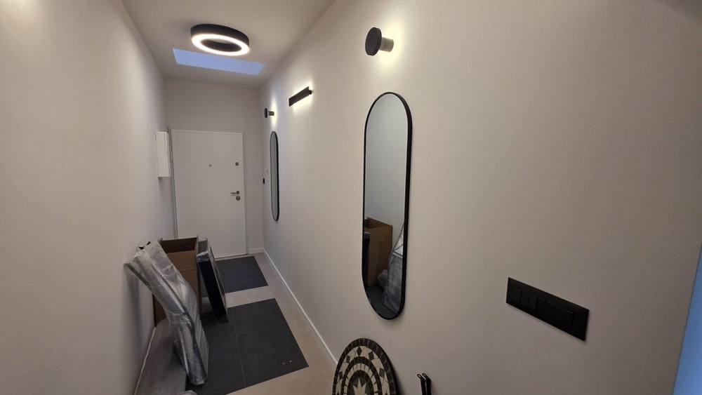 Moderná kúpeľňa so sprchovacím kútom