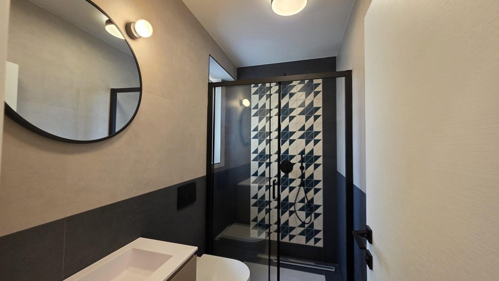 Kuchynská linka so vstavanými spotrebičmi a vstupom na balkón