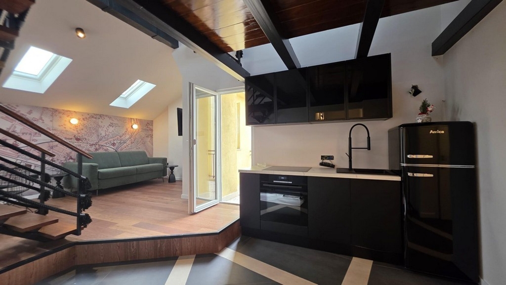 Obývacia časť s otvorenou kuchyňou a moderným vybavením