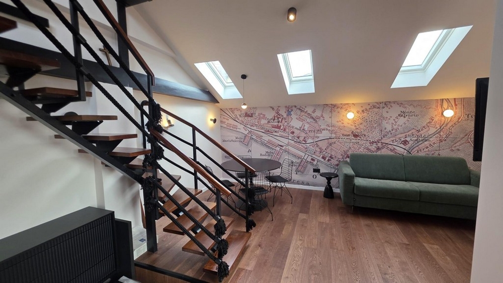 Otvorená obývacia izba s galériou a schodiskom