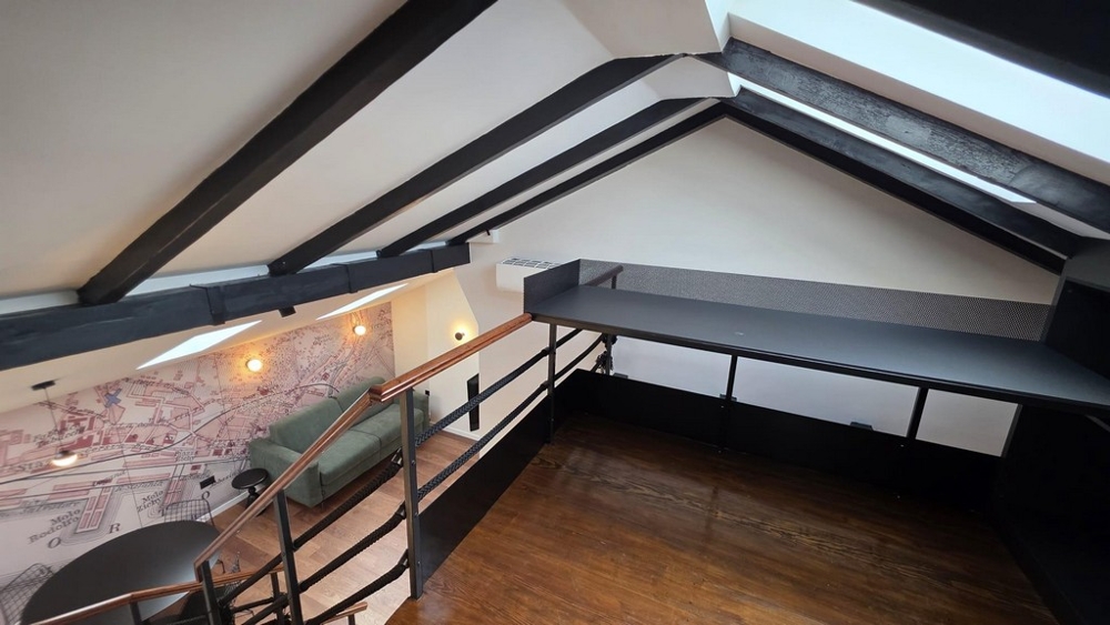 Galéria s pracovným priestorom pod šikmými stropmi