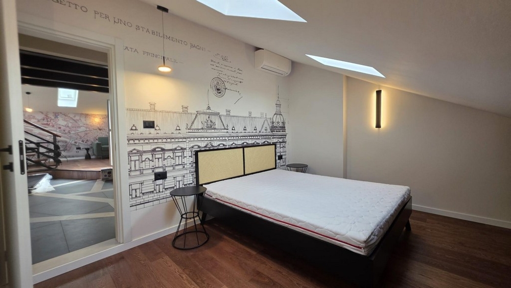 Spálňa so strešnými oknami a vstavanými skriňami