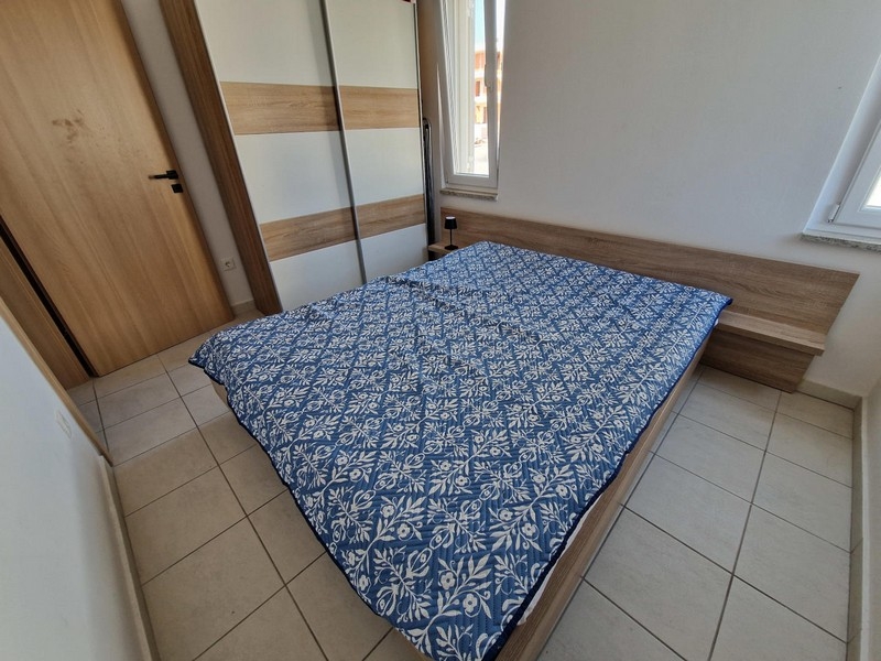 Spálňa so šatníkom a výhľadom z okna