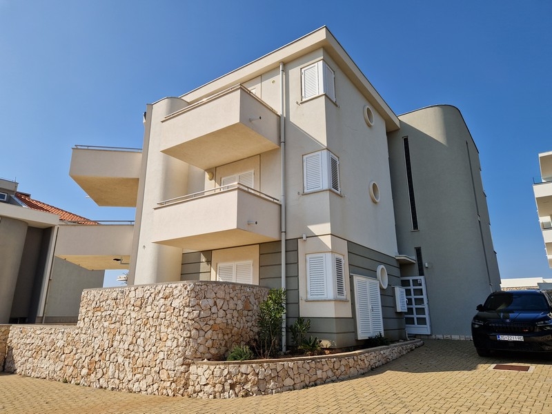 Obytný dom s parkovacími miestami pred domom