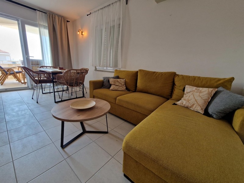 Otvorený obývací priestor s jedálenským kútom a kuchyňou