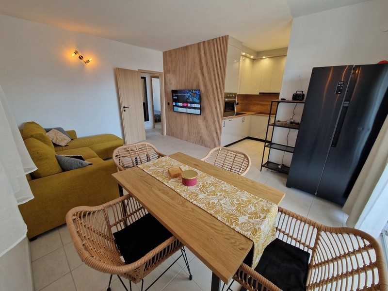 Moderne zariadená kuchyňa s elektrospotrebičmi