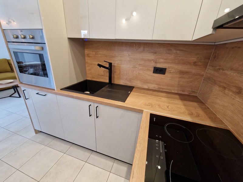 Detailný pohľad na kuchyňu s drezom a pracovnou plochou