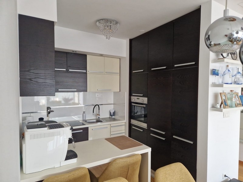 Moderná kuchynská linka so vstavanými spotrebičmi