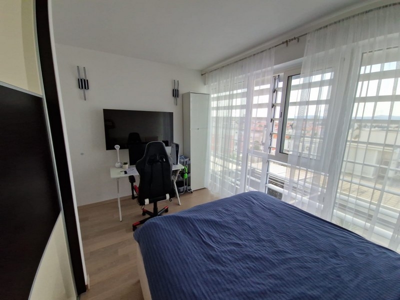 Spálňa s pracovňou a vstupom na balkón