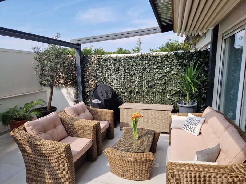 Útulná terasa v ponuke A3901 v Zadare, Dalmácia.