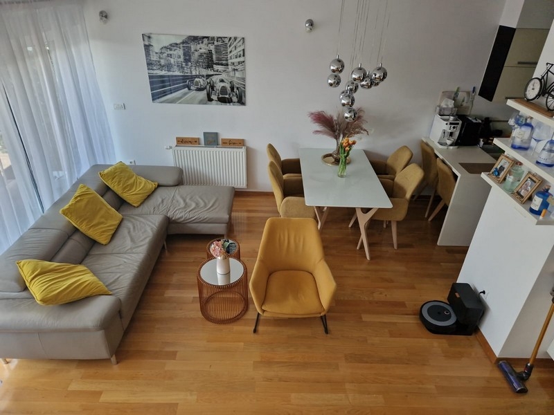 Obývacia izba s pohovkou a jedálenským kútom