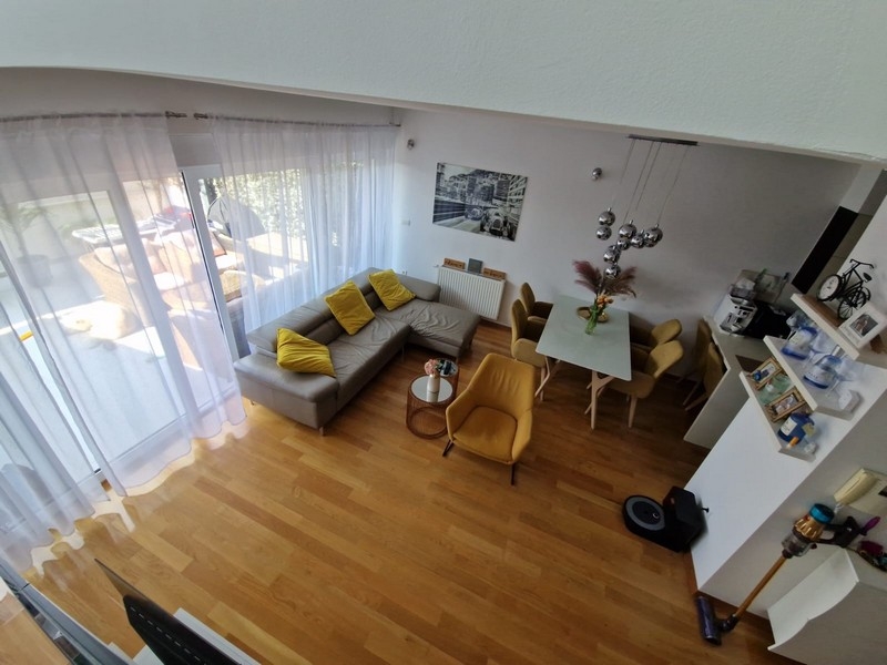 Svetlý obývací priestor s galériou a veľkými oknami