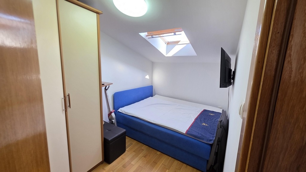 Spálňa so strešným oknom a jednolôžkom