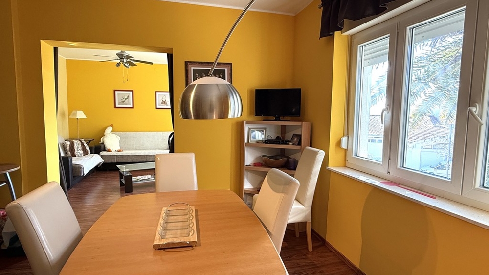 Jedálenský kút so stolom a prechodom do obývačky