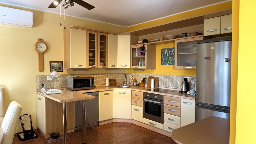 Obývacia časť so vstupom do kuchyne a chodby