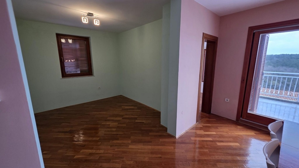 Spálňa s prístupom na balkón a výhľadom na more