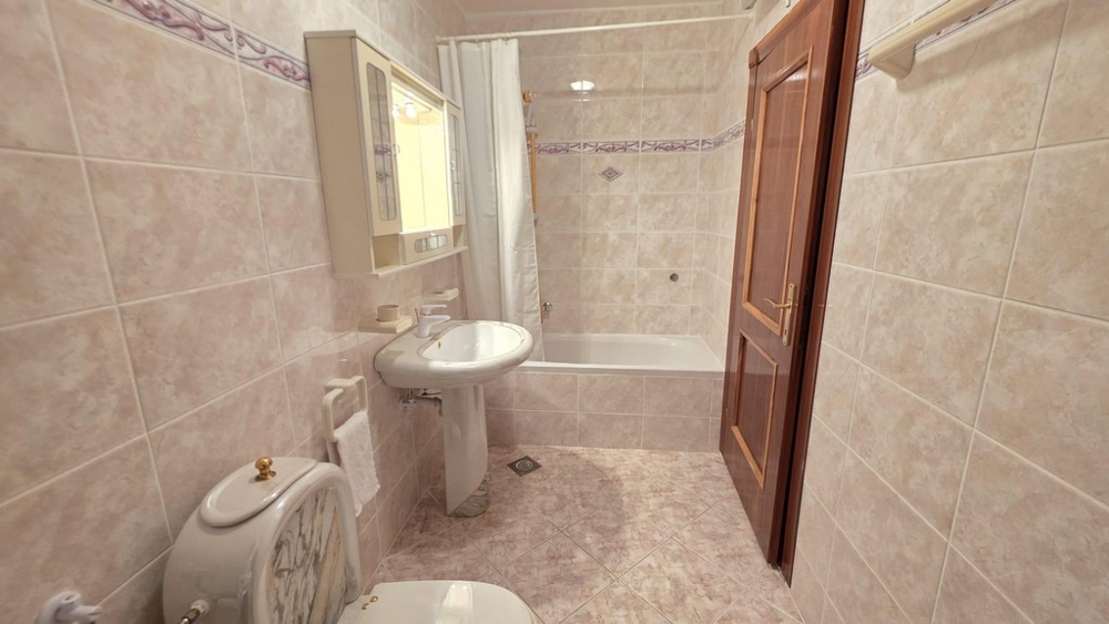 Kúpeľňa s vaňou a umývadlom