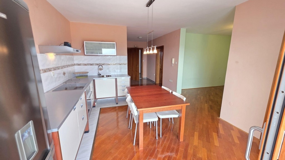 Obývacia časť s kuchyňou a výhľadom do chodby