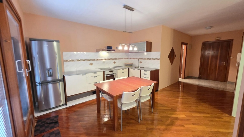 Kuchyňa s jedálenským kútom a vstupným priestorom