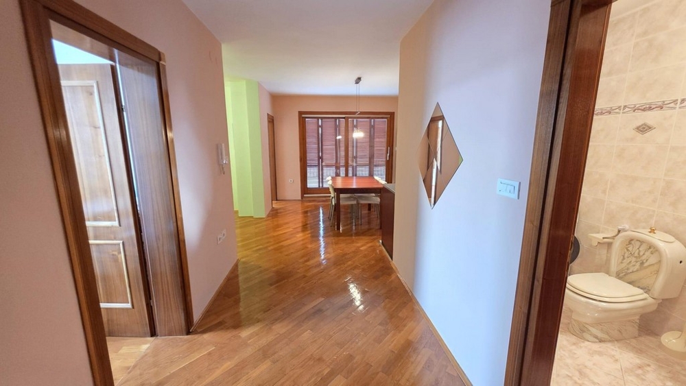 Predsieň s prístupom do kúpeľne a obývacej časti