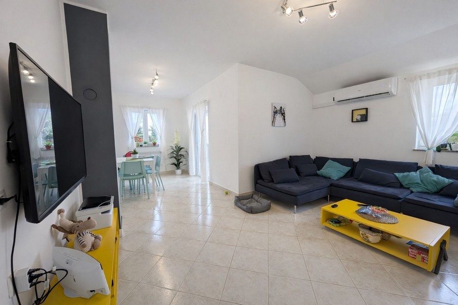 Svetlá obývacia izba s prístupom do jedálne