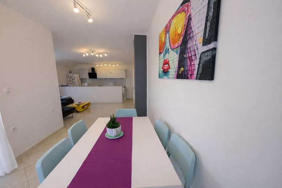 Jedálenský kút so stolom a prístupom na terasu