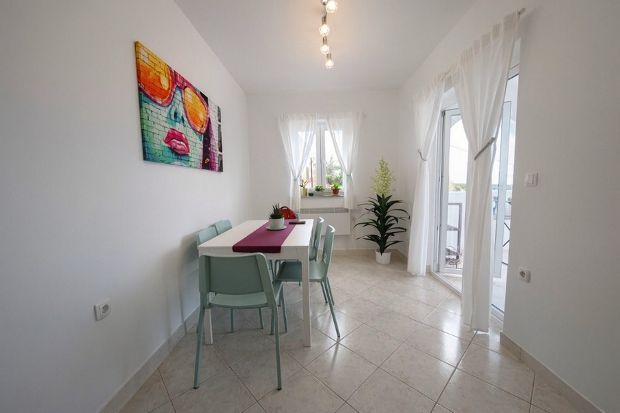 Jedáleň s prístupom na balkón a množstvom prirodzeného svetla