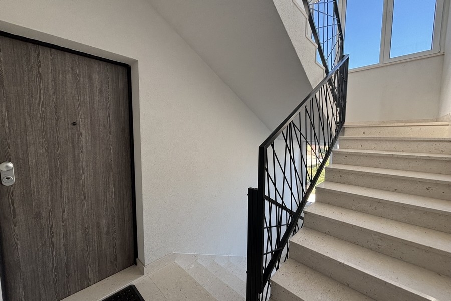 Schodisko v budove s prístupom do bytu