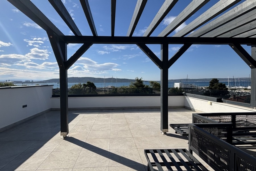 Veľká strešná terasa s pergolou a výhľadom na more