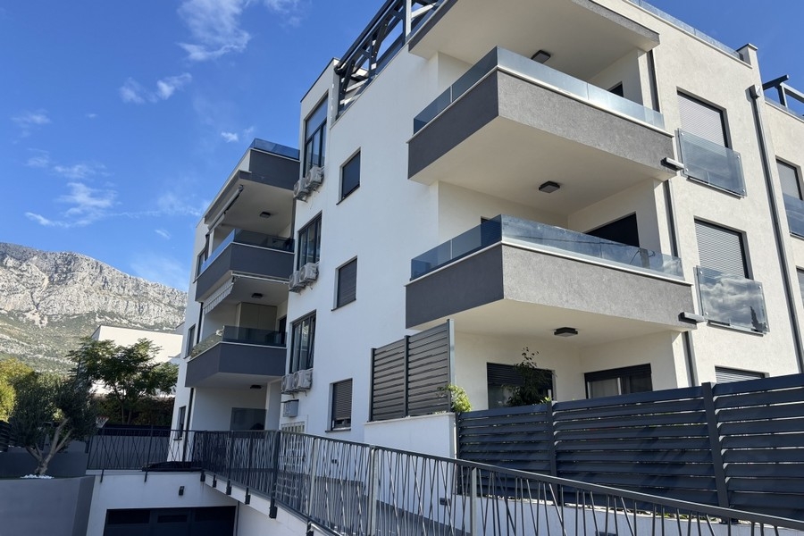 Moderný obytný komplex s balkónmi a vonkajším výhľadom