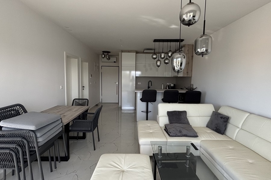 Moderný obývací priestor s otvorenou kuchyňou a posedením