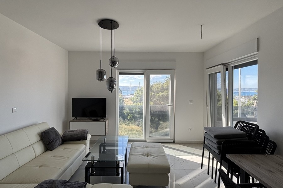 Obývacia izba so vstupom na balkón a výhľadom na more