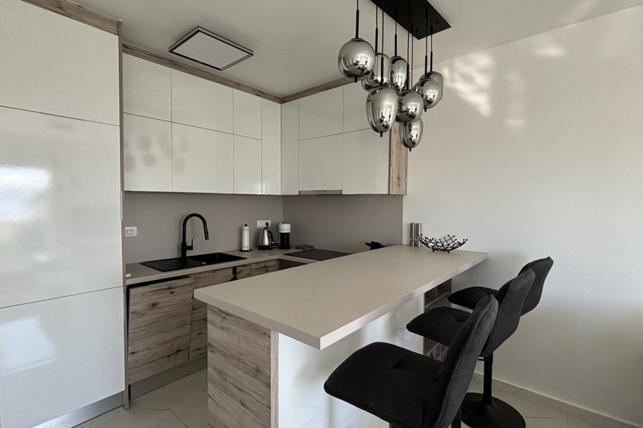 Moderná kuchyňa s ostrovčekom a barovými stoličkami