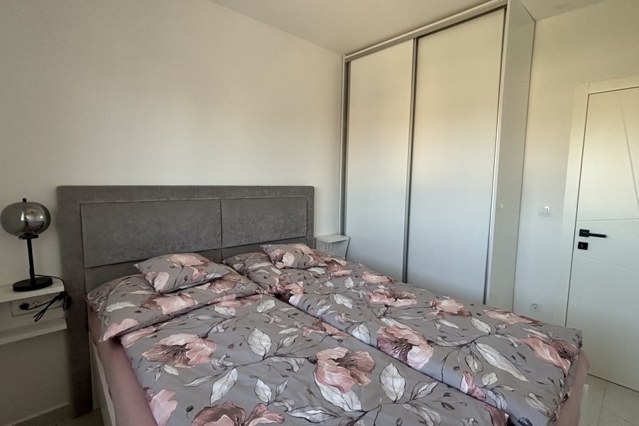 Spálňa s manželskou posteľou a vstavanou skriňou