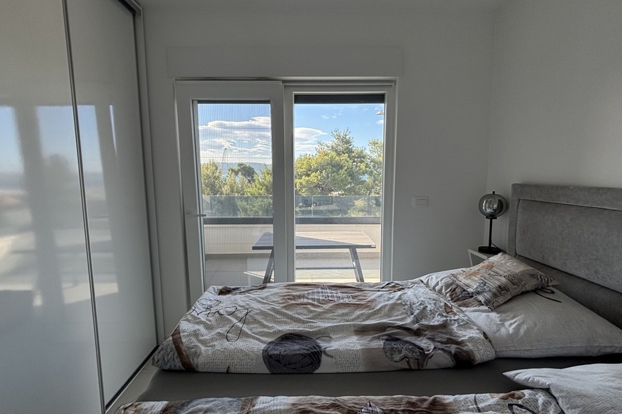 Spálňa s prístupom na balkón a výhľadom na more