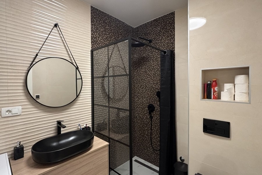 Moderná kúpeľňa so sprchovacím kútom a umývadlom